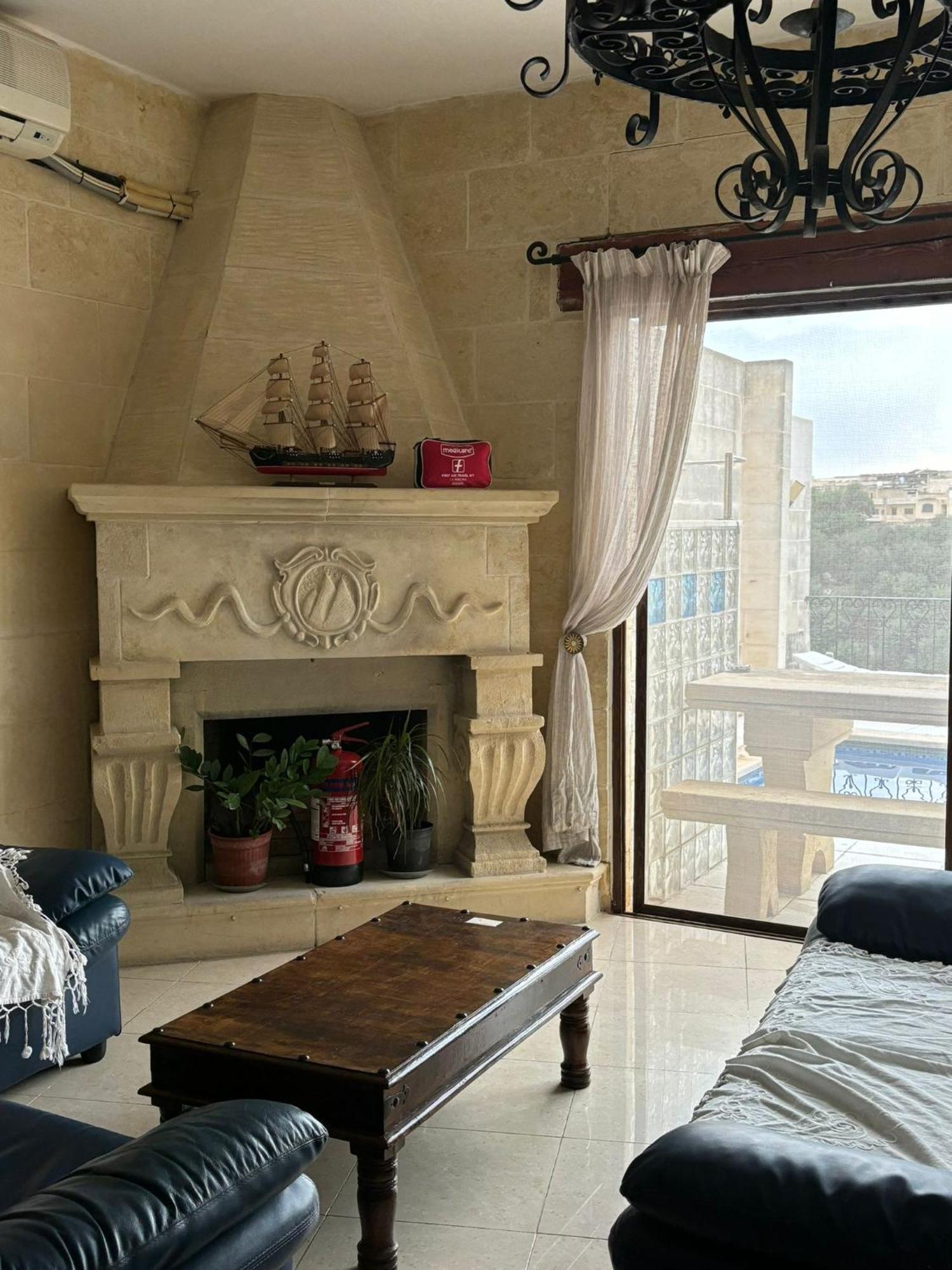 Gozo Island Escape Sleeps 4 With Private Bathroom Ghajn il-Kbira  Екстериор снимка