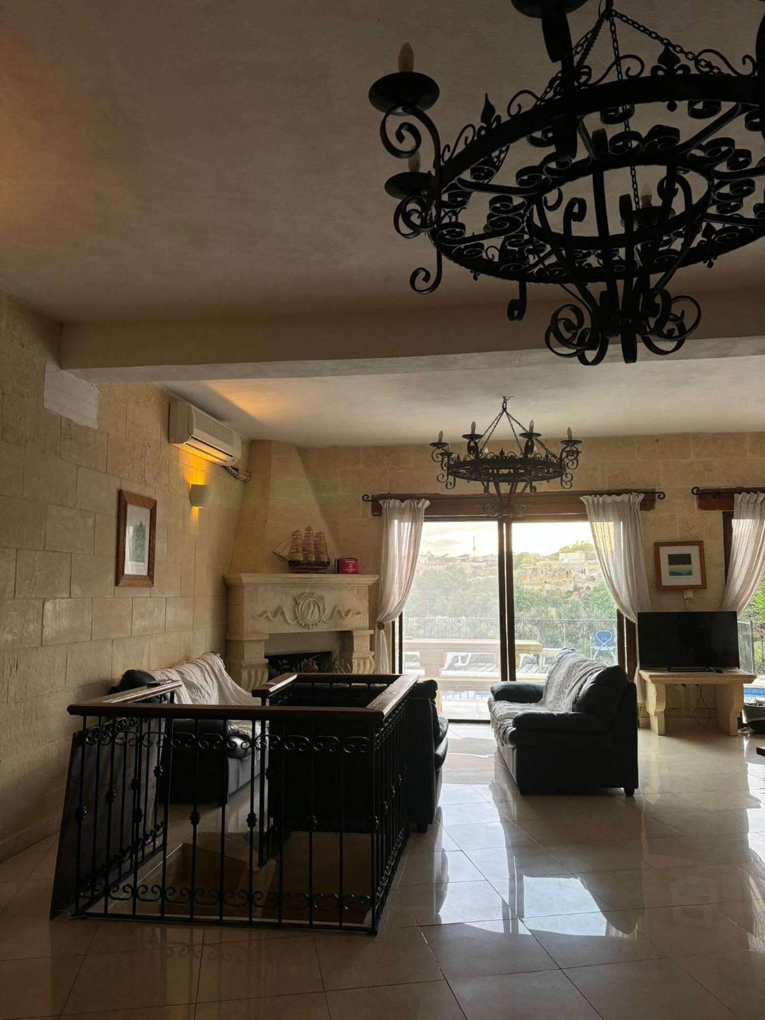Gozo Island Escape Sleeps 4 With Private Bathroom Ghajn il-Kbira  Екстериор снимка
